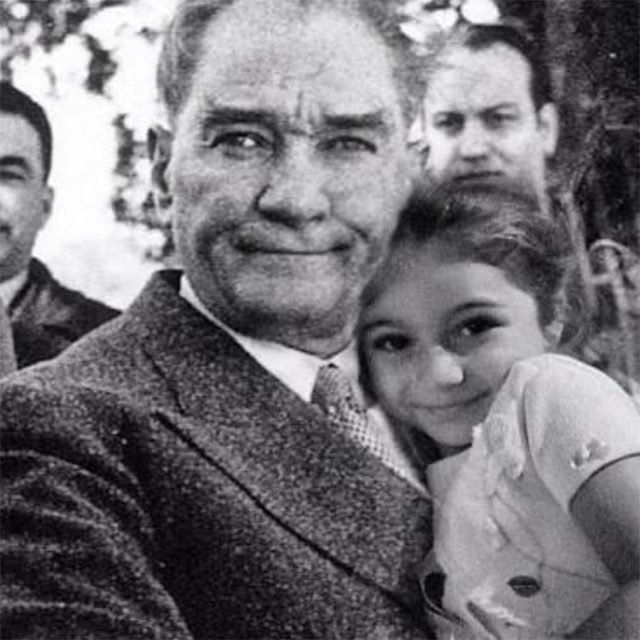23-Nisan-2019-Atatürk-ve-çocuk-afisler.jpg